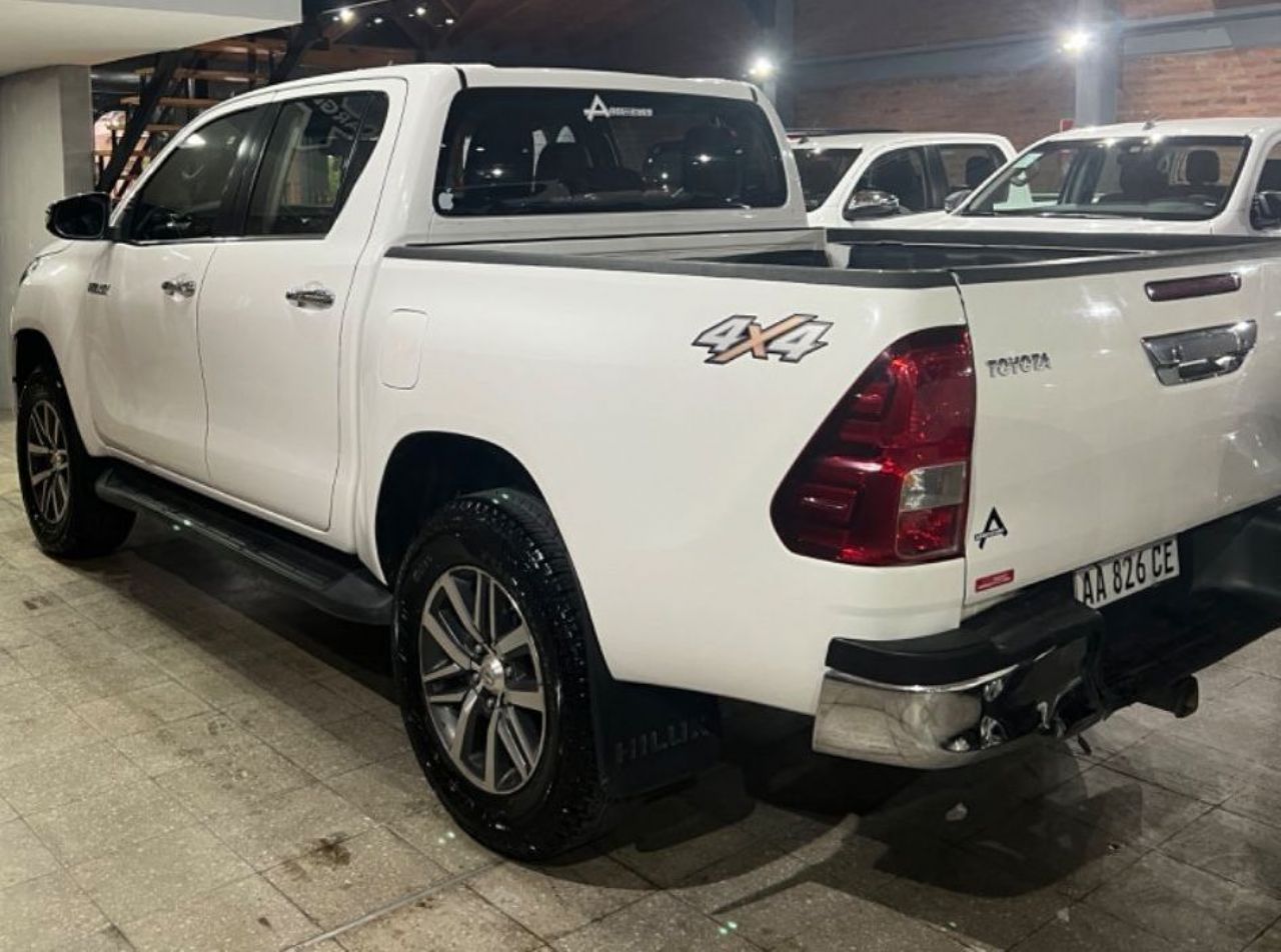 Toyota Hilux Usada en San Juan, deRuedas