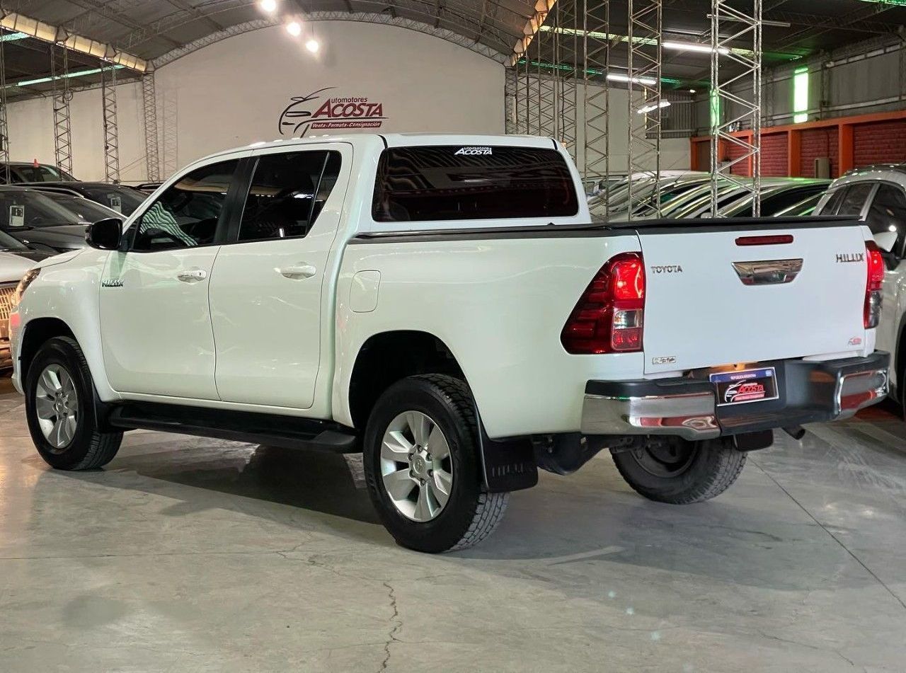 Toyota Hilux Usada en San Juan, deRuedas