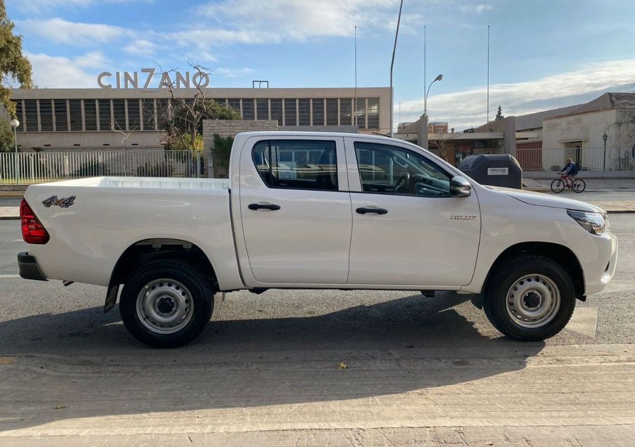 Toyota Hilux Nueva en San Juan, deRuedas