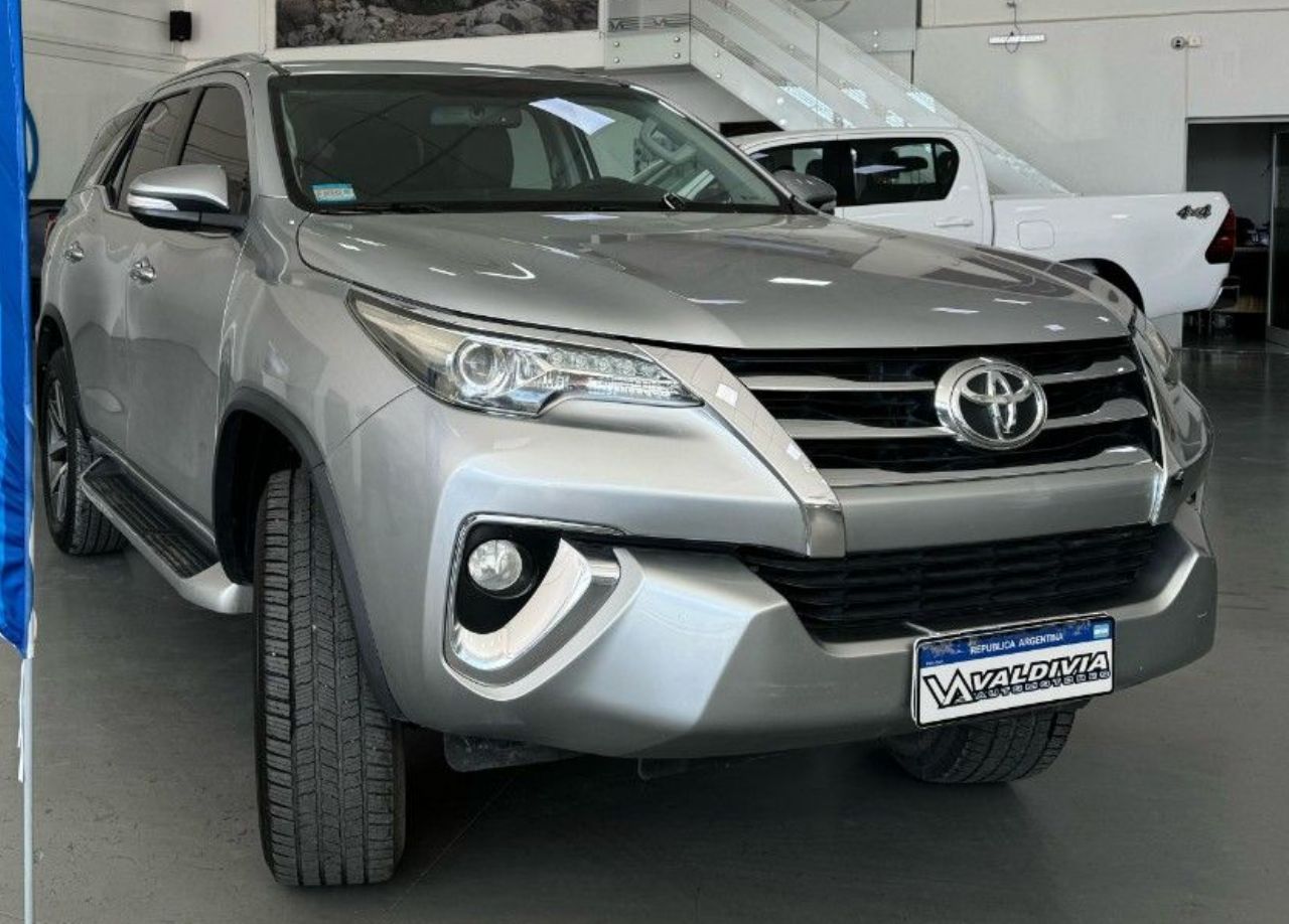 Toyota Hilux SW4 Usado Financiado en San Juan, deRuedas