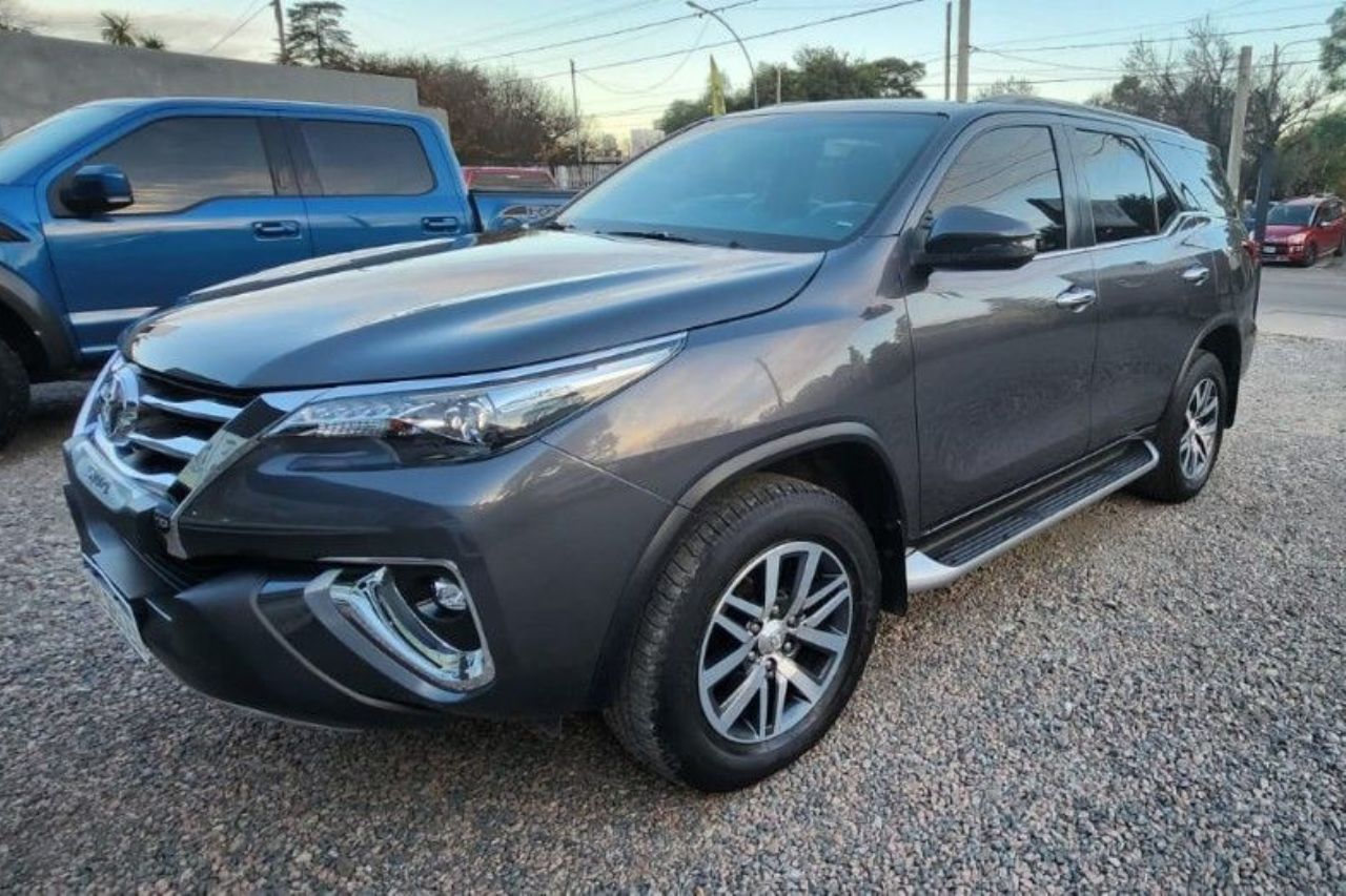 Toyota Hilux SW4 Usado Financiado en Córdoba, deRuedas
