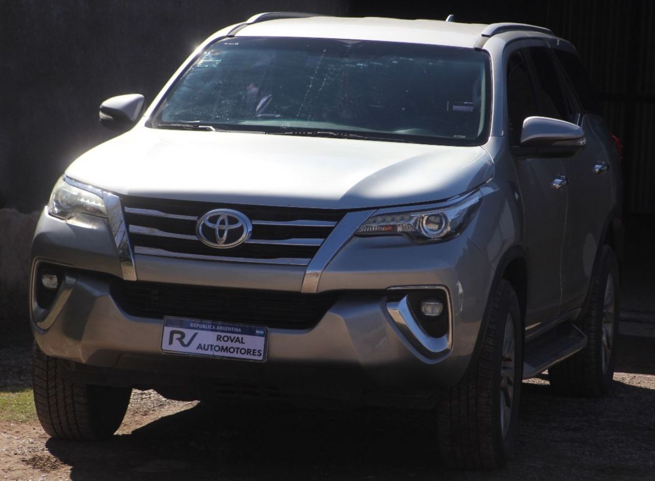 Toyota Hilux SW4 Usado Financiado en San Juan, deRuedas