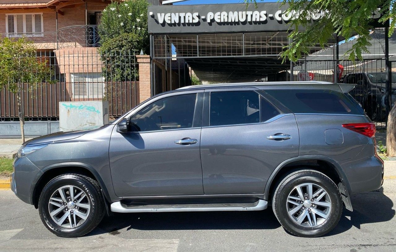 Toyota Hilux SW4 Usado Financiado en San Juan, deRuedas