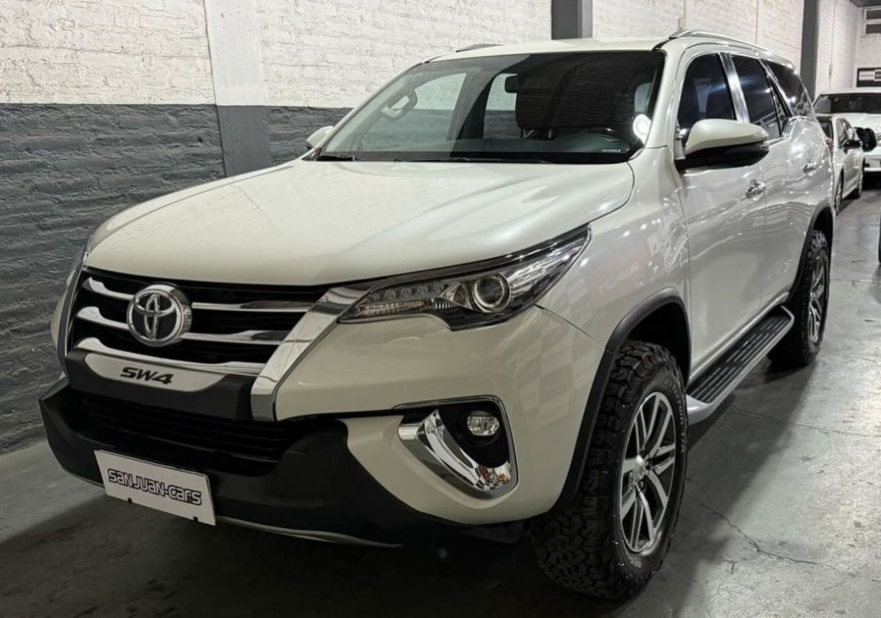 Toyota Hilux SW4 Usado Financiado en San Juan, deRuedas