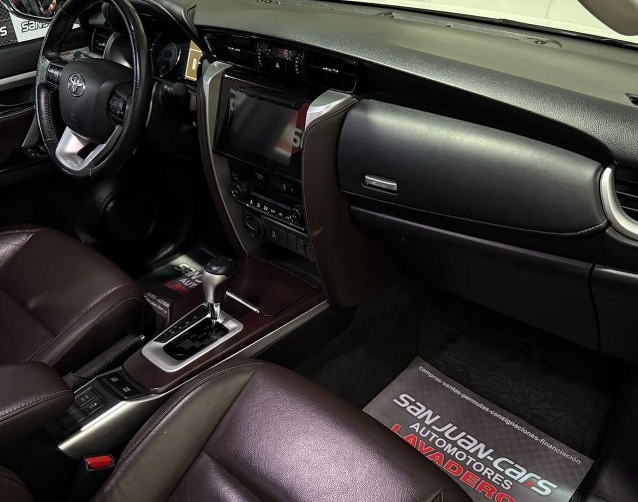 Toyota Hilux SW4 Usado Financiado en San Juan, deRuedas