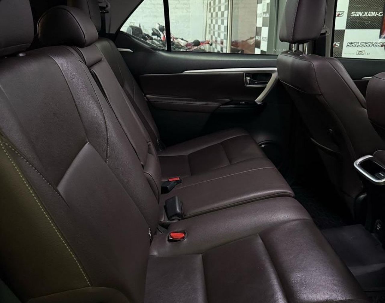 Toyota Hilux SW4 Usado Financiado en San Juan, deRuedas