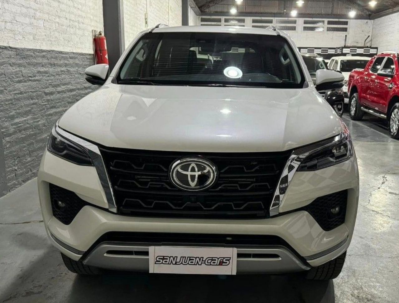 Toyota Hilux SW4 Usado Financiado en San Juan, deRuedas