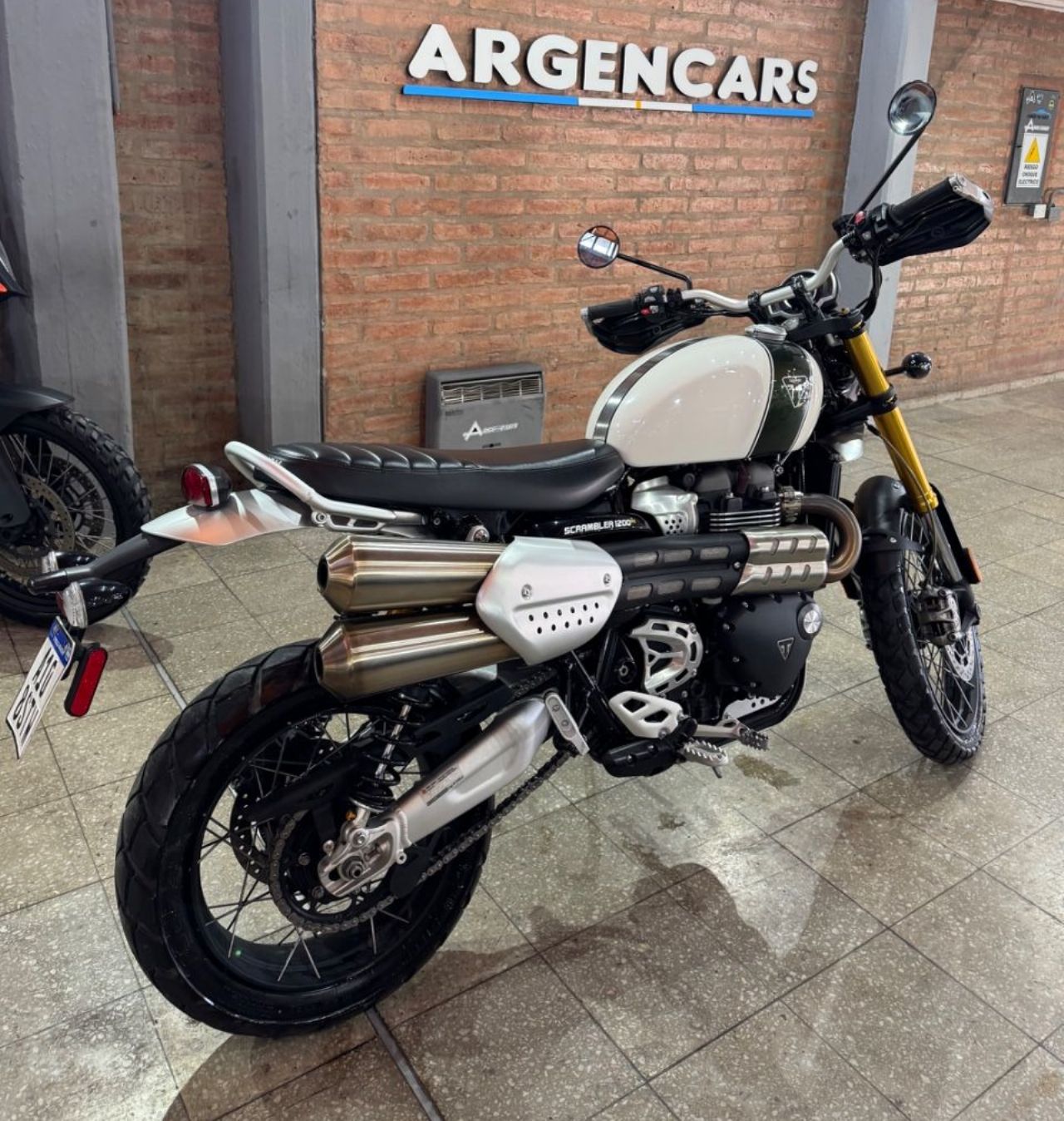 Triumph XE Usada en San Juan, deRuedas